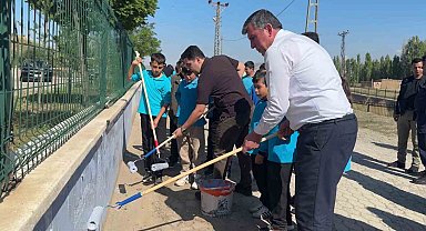 Minik eller ve yöneticiler kolları sıvadı, okulda tadilat yapıldı