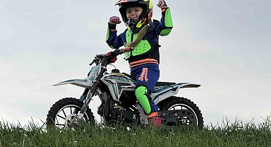 Minik İkra motosiklet ile tepeleri aşıyor, Zayn ile yarışmak istiyor