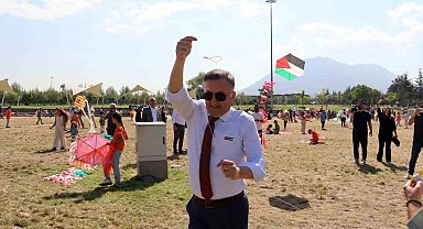 Minik öğrenciler 'gökyüzünden' mesaj verdi