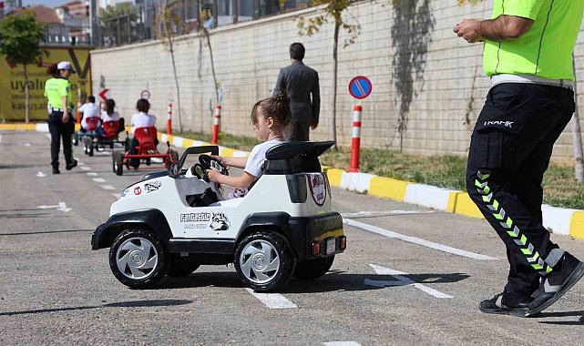Minik sürücüler trafik kurallarını eğlenerek öğrendi