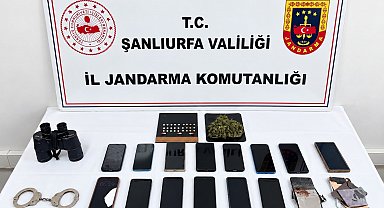 Mısır tarlasında yakalanan dolandırıcıların ev ve arabasından çıkanlar hayrete düşürdü