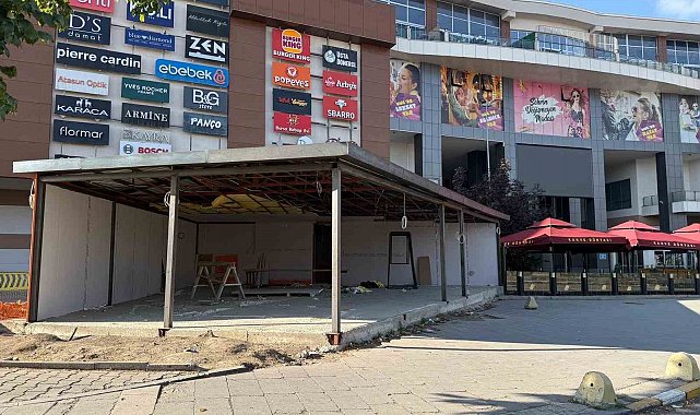 MNG AVM önünde kaldırım işgali "Gecekondu gibi dükkan" tepki çekiyor
