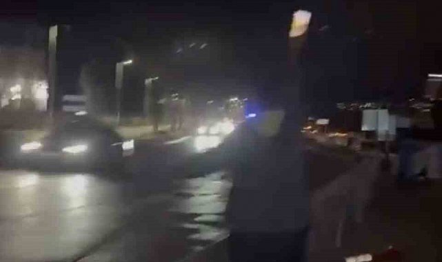 Motosiklet bariyerlere çarptı, gençler cep telefonu ışığıyla trafiği durdurdu
