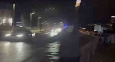 Motosiklet bariyerlere çarptı, gençler cep telefonu ışığıyla trafiği durdurdu