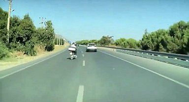 Motosiklet bir anda yola atladı, sürücünün refleksi sayesinde faciadan dönüldü