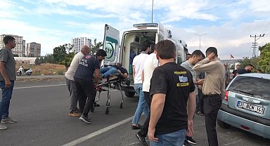 Motosiklet ile otomobil çarpıştı: 1'i ağır 2 yaralı