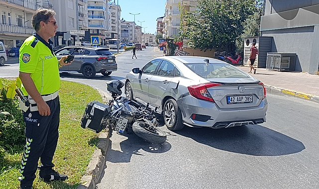 Motosiklet otomobile yandan çarptı: 1 yaralı