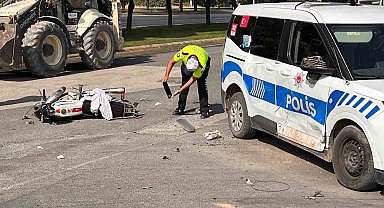 Motosiklet polis aracı ile çarpıştı: 2 yaralı