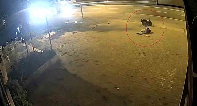 Motosiklet sürücüsü trafik levhasına çarptı