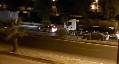 Motosikletiyle bariyerlere çarpan genç ağır yaralandı