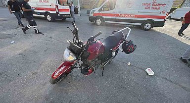 Motosikletlerin çarpıştığı kaza anı kamerada: 1'i ağır, 3 yaralı