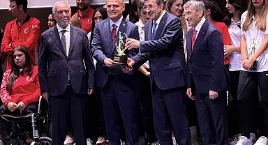 Muğla Valisi Akbıyık'a "Spora Destek Veren Devlet Adamı" ödülü