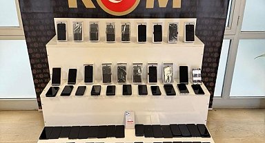 Muş'ta kaçakçılık operasyonu: 98 adet cep telefonu, 11 adet tablet ve 20 kilo nargile tütünü ele geçirildi