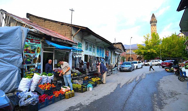 Muş'un ünlü bağlarında yetiştirilen güz meyveleri tezgâhtaki yerini aldı