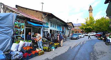 Muş'un ünlü bağlarında yetiştirilen güz meyveleri tezgâhtaki yerini aldı