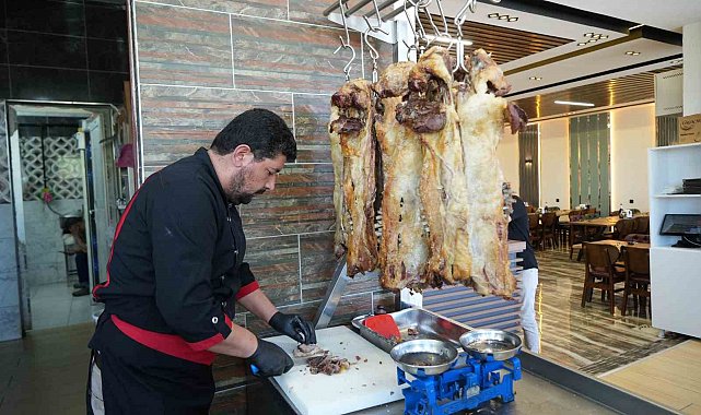 Muş'un yöresel lezzeti büryan, tandırda sofralara uzanıyor