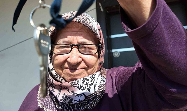 Mutluluğun fotoğrafı: Ömrü çatmada geçti, 69 yaşında evi oldu