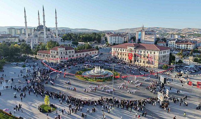 Müziği duyan meydana akın etti, bin 58 kişi halayda buluştu