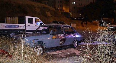 Nevşehir'de park halindeki otomobil alevlere teslim oldu