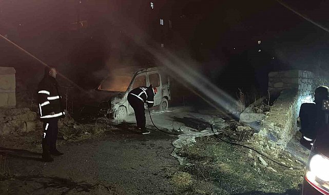 Niğde'de park halindeki araç yandı
