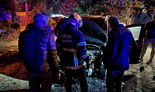 Niğde'de park halindeki otomobil yandı