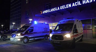 Niğde'de tır ile hafif ticari araç kafa kafaya çarpıştı: 2 ölü, 1 yaralı
