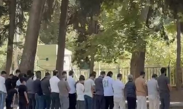 Nusaybin'de piknik yapan vatandaşlar namaz için birlikte saf tuttu