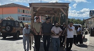 Öğretmenler kamelyayı, yıkılacak okulun bahçesinden yeni okulun bahçesine elleriyle taşıdı