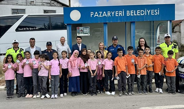 Okul çevresinde bulunan yaya yolunu çocuklar boyadı