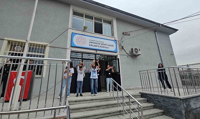 Okul okul gezip minik öğrenciler hem eğitiyorlar hem de yüzlerini güldürüyorlar