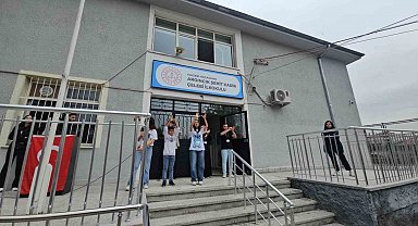 Okul okul gezip minik öğrenciler hem eğitiyorlar hem de yüzlerini güldürüyorlar