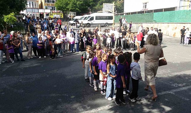 Okula başlayan miniklerin ilk gün heyecanı