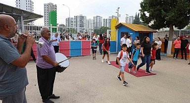 Okula başlayan öğrenciler kırmızı halı ve davul zurnayla karşılandı