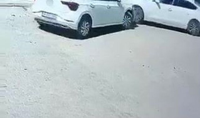 Önce park halindeki araca, ardından duvara çarptı