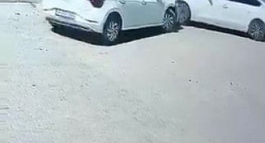 Önce park halindeki araca, ardından duvara çarptı