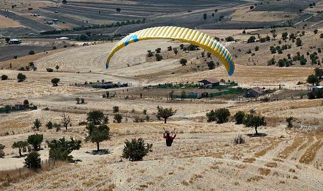 Önce Türkiye'nin zirvelerine tırmanıyor, sonra gökyüzüne süzülüyor