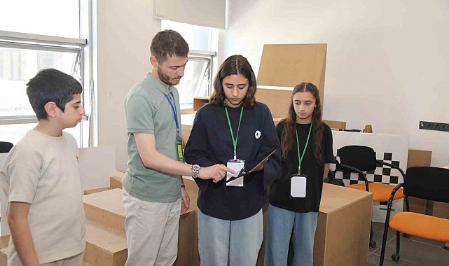 Ortaokul ve lise öğrencileri BTÜ'de robotlarla tanıştı
