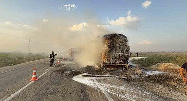 Osmaniye'de anız yangını seyir halindeki saman yüklü tıra sıçradı
