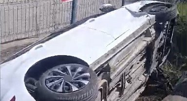 Osmaniye'de çarpışan otomobillerden biri kanala düştü