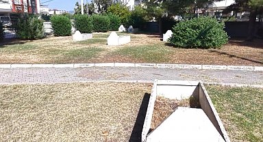 Osmaniye'de parkın ortasındaki mezar taşları dikkat çekiyor