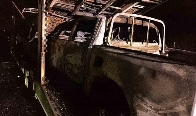 Osmaniye'de sıfır araç taşıyan tır yandı: 4 pikap küle döndü