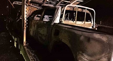 Osmaniye'de sıfır araç taşıyan tır yandı: 4 pikap küle döndü