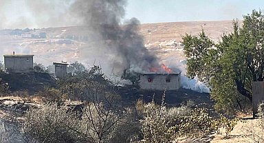 Otluk alanda başlayan yangın bağ evlerine sıçradı: 7 bağ evi kullanılamaz hale geldi