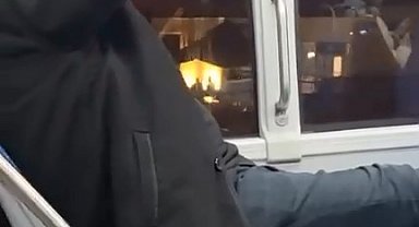 Otobüste ayakkabılarını çıkarıp seyahat etti, rahatlığı pes dedirtti
