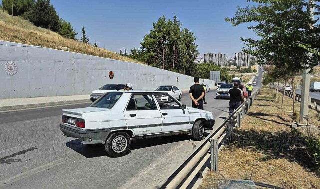 Otomobil bariyerlere çarptı: 2 yaralı