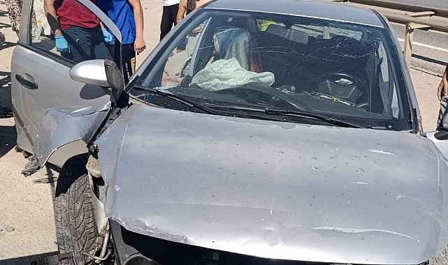 Otomobil bariyerlere ok gibi saplandı: O anlar kamerada