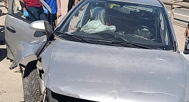 Otomobil bariyerlere ok gibi saplandı: O anlar kamerada