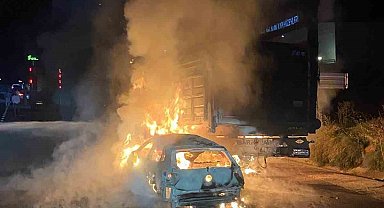 Otomobil ile büyükbaş hayvan yüklü tırın çarpışması sonucu yangın çıktı, 4 hayvan telef oldu