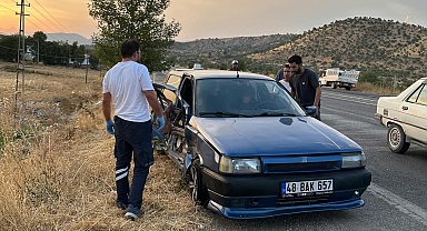 Otomobil ile minibüs çarpıştı: 2 yaralı