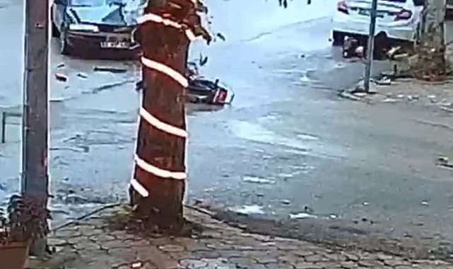 Otomobil ile motosikletin çarpışma anı güvenlik kamerasında